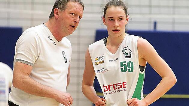 U16-Nationalspielerin Julia F&ouml;rner reift bereits zu einer festen Gr&ouml;&szlig;e des Zweitligateams der DJK Brose Bamberg unter Trainer Ulf Schabacker (l.) heran. Foto: sportpress