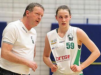U16-Nationalspielerin Julia Förner reift bereits zu einer festen Größe des Zweitligateams der DJK Brose Bamberg unter Trainer Ulf Schabacker (l.) heran. Foto: sportpress