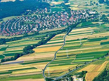 Das Luftbild zeigt die BA 5, die ab dem verlängerten Berliner Ring bei Hallstadt nach Gundelsheim (im Bild oben) führt. Luftbild: Ronald Rinklef