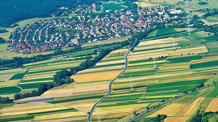 Das Luftbild zeigt die BA 5, die ab dem verlängerten Berliner Ring bei Hallstadt nach Gundelsheim (im Bild oben) führt. Luftbild: Ronald Rinklef