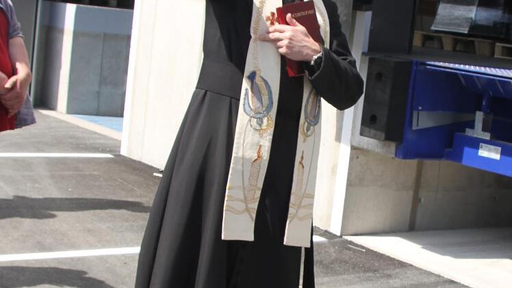Pater Gottfried Hofer weihte die neue Lagerhalle der Delfingen Group ein, auch der evangelische Pfarrer Matthias Rückert spendete seinen Segen. Foto: Sonny Adam