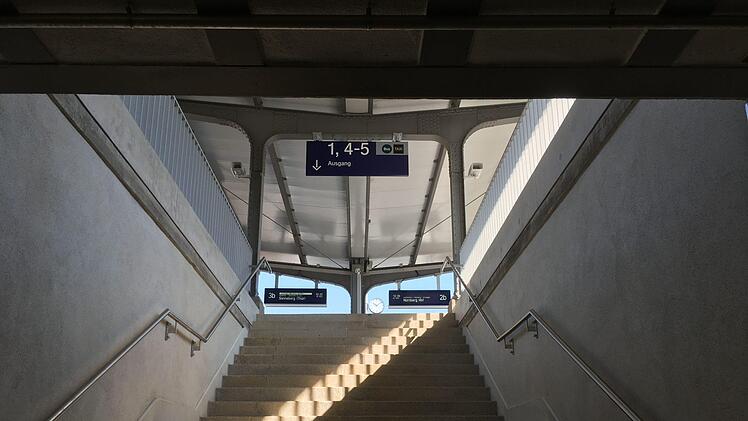 Auch der Treppenaufgang zu den Gleisen 2 und 3 am Coburger Bahnhof wurde neu gestaltet.Foto: Jochen Berger