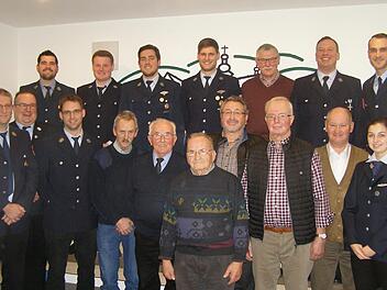 Ehrungen und Beförderungen standen bei der Oberleichtersbacher Feuerwehr an (hinten, von links):  Alexander Beck, Alexander Heinz, Michael Rienecker, Thomas Heinz, Herrmann Knüttel, Vorstand Gerhard Helfrich, Vorstand Tobias Rienecker sowie (vorne, von links) Jochen Kirchner, Kommandant Andreas Seidenthal, Justus Muth, Bernhard Knüttel, Edmund Spahn, Otto Muth, Bernhard Kömpel, Ludwig Zeier, Reinhold Vornwald und Janina Schmitt. Foto: Wolfgang Saam