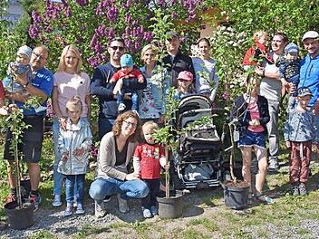 Der Verschönerungsverein Prappach hat Obstbäume für die 2016 und 2017 geborenen Kinder aus dem Haßfurter Stadtteil gespendet. Unser Bild zeigt die glücklichen Eltern mit ihren Kindern sowie den stellvertretenden Vorsitzenden des Vereins, Martin Gschwender (links).  Foto: Ulrike Langer