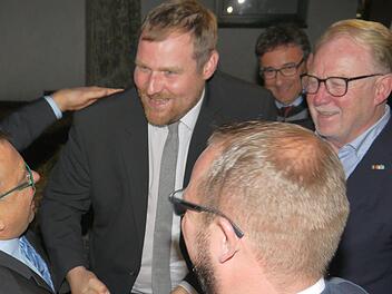 Glückwünsche von allen Seiten für Seßlachs Bürgermeister Martin Mittag (Mitte) bei der CSU-Wahlparty in Coburg.Foto: Berthold Köhler.