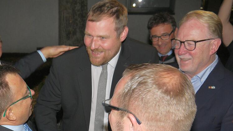 Glückwünsche von allen Seiten für Seßlachs Bürgermeister Martin Mittag (Mitte) bei der CSU-Wahlparty in Coburg.Foto: Berthold Köhler.