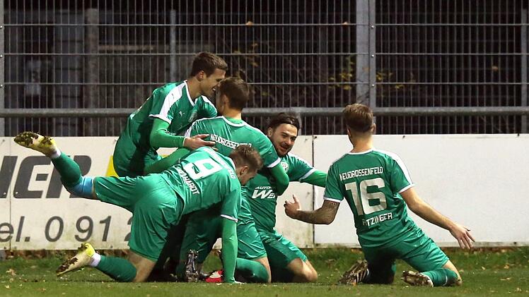 Der TSV Neudrossenfeld bejubelt im Landesligaspeil beim FC Feucht den Führungstreffer von Stefan Kolb.Sportfoto Zink