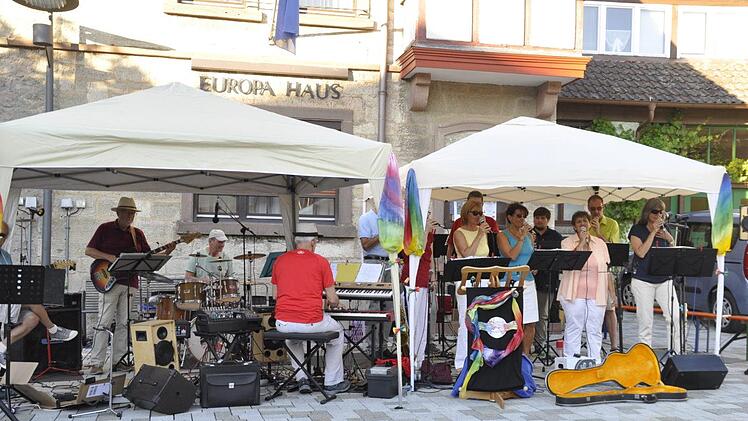 Das Ensemble Sing‘n'Swing feierte auf dem Viehmarkt seinen 20. Geburtstag. Foto: Peter Klopf