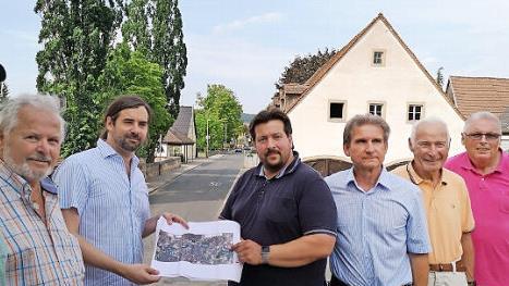 Sebastian Körber (3. v. l.) sieht sich mit Anwohnern die Situation in der Friedhofstraße an.  Foto: privat