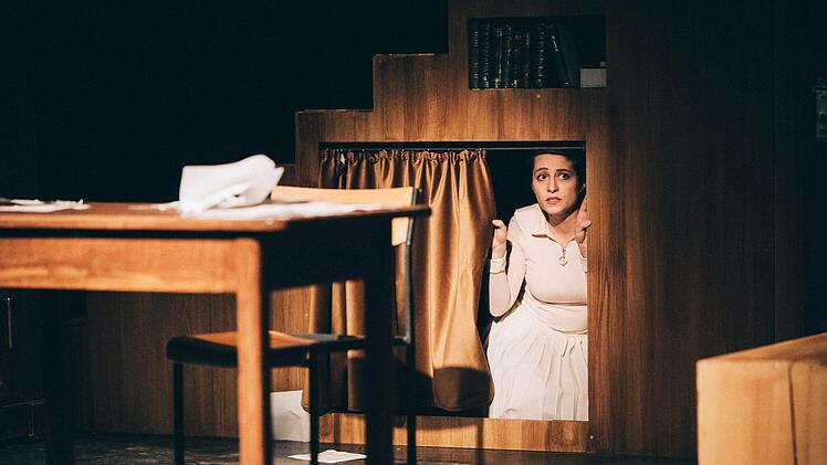 Francesca Paratore gestaltet die Titelrolle der Mono-Oper "Das Tagebuch der Anne Frank" in der Coburger Reithalle.Foto: Sebastian Buff
