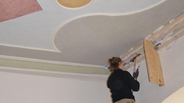 Mitarbeiterin Clara Mangold beim Sichern der Stuckdecke