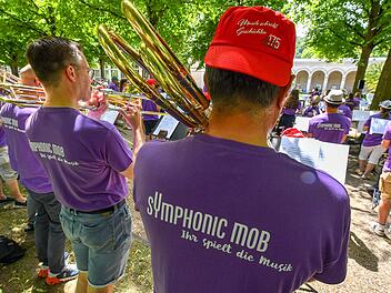 Im Kurgarten kamen insgesamt rund 300 Musiker zusammen, um im ersten Bad Kissinger Symphonic-Mob gemeinsam miteinander zu musizieren. Foto: Ronald Rinklef