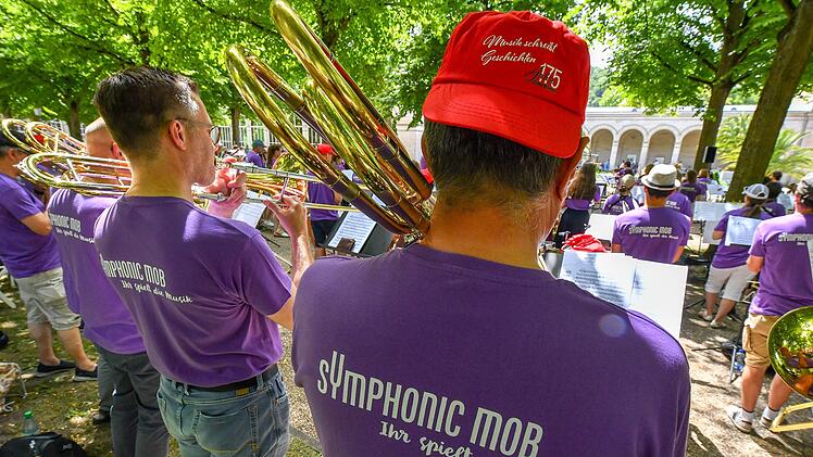 Im Kurgarten kamen insgesamt rund 300 Musiker zusammen, um im ersten Bad Kissinger Symphonic-Mob gemeinsam miteinander zu musizieren. Foto: Ronald Rinklef