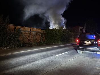 Parzelle gerät in Vollbrand - Feuerwehr verhindert Ausbreiten der Flammen