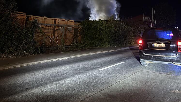 Parzelle gerät in Vollbrand - Feuerwehr verhindert Ausbreiten der Flammen