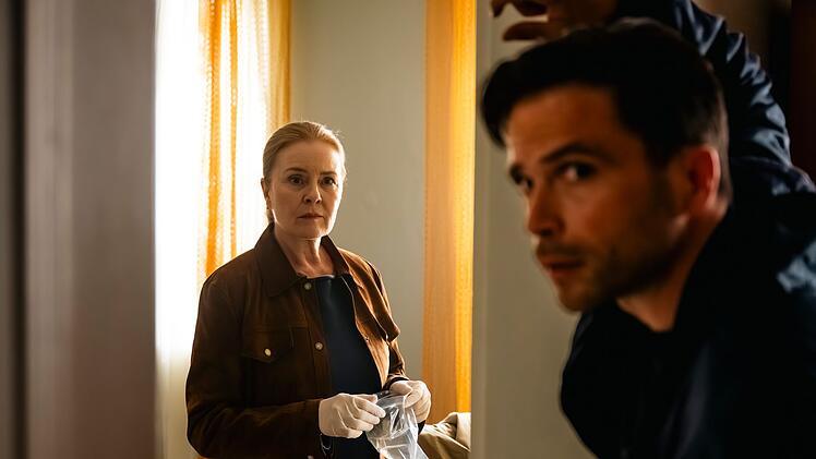 Anne Fuchs (Lina Wendel) und Youssef El Kiliali (Karim Chérif) durchsuchen das Safe-House der Dissidentin.