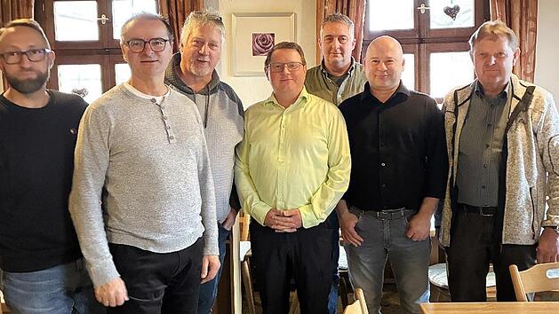 Die alte und neue Vorstandschaft des Gesangvereins Waldeslust Schl&uuml;sselau (v.l.): von rechts nach links: Alfons Schwarzmann, Oliver Bittel, Bernd Dachwald, Christoph V&ouml;lkel, Peter Schick, Heribert Hofmann und Michael Dotterweich.
