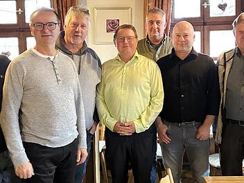 Die alte und neue Vorstandschaft des Gesangvereins Waldeslust Schl&uuml;sselau (v.l.): von rechts nach links: Alfons Schwarzmann, Oliver Bittel, Bernd Dachwald, Christoph V&ouml;lkel, Peter Schick, Heribert Hofmann und Michael Dotterweich.