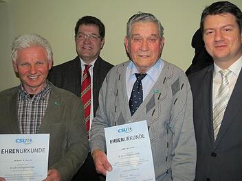 Ehrungen bei der CSU (von links): Burkard Erhard, Ortsvorsitzender Heribert Schießer, Adolf Büttner und Sandro Kirchner. Foto: Doris Bauer