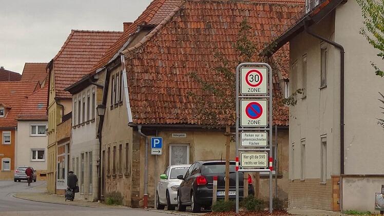 Schon einige Monate alt aber noch überhaupt nicht bewährt: das innerstädtische Verkehrskonzept in Ebern mit Rechts-vor-Links-regelung und Tempo 30. Markierungen auf der Straße sollen jetzt an bestimmten Ecken optische Unterstützung für den Autofahrer sein.