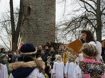 Das Christkind Josefa Pflaum und seine Engelchen eröffneten offiziell die achte Eltmanner Wallburg-Weihnacht.  Fotos: Sabine Weinbeer