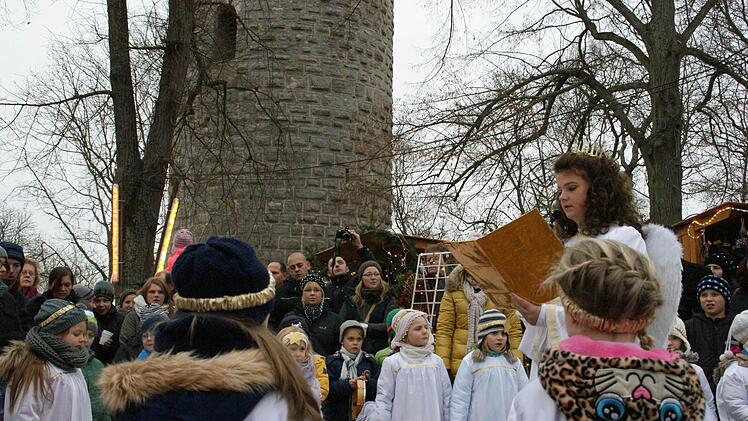 Das Christkind Josefa Pflaum und seine Engelchen eröffneten offiziell die achte Eltmanner Wallburg-Weihnacht.  Fotos: Sabine Weinbeer