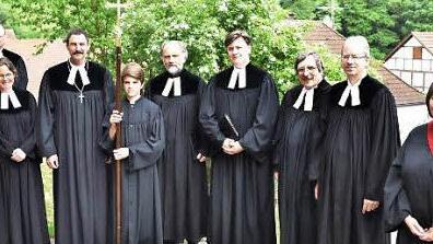 In sein neues Amt wurde Pfarrer Dieter Grimm (Siebter von links) von vielen Amtskollegen und Prädikantin Ingrid Friedrich sowie Prädikant Gerhard Winkler (rechts) begleitet. Mit im Bild sind die Geistlichen (von links, vorne): Peter Bauer (Burgpreppach), Martin Wissel (Kirchlauter), Hans Körner (Rentweinsdorf), Melanie Freifrau von Truchseß (Wetzhausen), Dekan Jürgen Blechschmidt, Kreuzträger Achim Wolfschmidt, Dieter Grimm, Peter Hohlweg (Königsberg), Herbert Lang (Schöneck) und Hans-Christi...