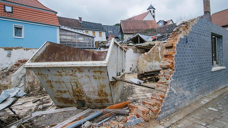 Von alleine wollen die restlichen Wände der ehemaligen Gaststätte in Johannisthal nicht einstürzen. Behält der vom Kronacher Landratsamt bestellte Statiker Recht, wird dies in absehbarer Zeit auch so bleiben. Foto: Marian Hamacher