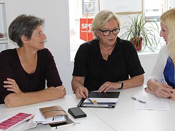 Drei statt fünf Mitglieder hat der neue SPD-Fraktionsvorstand: Vorsitzende Petra Schneider (Mitte) mit ihren Stellvertreterinnen Johanna Thomack (links) und Franziska Bartl.  Foto: Simone Bastian