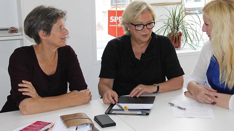 Drei statt fünf Mitglieder hat der neue SPD-Fraktionsvorstand: Vorsitzende Petra Schneider (Mitte) mit ihren Stellvertreterinnen Johanna Thomack (links) und Franziska Bartl.  Foto: Simone Bastian