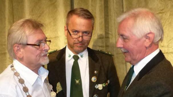 Schützenmeister Rudi Krämer (rechts) hat dem neuen Hauptkönig Helmut Strößner (links) die Königskette angelegt. "Sie steht ihm gut zu Gesicht", meinte Krämer und Vorsitzender Roland Burghofer gab ihm recht.