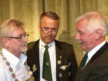 Schützenmeister Rudi Krämer (rechts) hat dem neuen Hauptkönig Helmut Strößner (links) die Königskette angelegt. "Sie steht ihm gut zu Gesicht", meinte Krämer und Vorsitzender Roland Burghofer gab ihm recht.