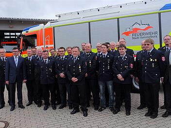 Rund 30 Geehrte stellten sich zum Foto vor den neuen Rüstwagen, mit Kreisbrandmeister Elmar Eisenmann und Bürgermeister Armin Warmuth (von links) und Landrat Thomas Bold (von rechts) und Kreisbrandinspektor Harald Albert.  Fotos: Gerd Schaar