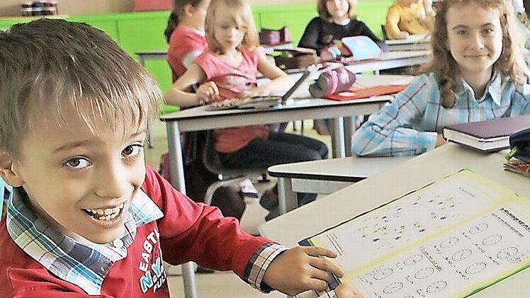 Spezielle Ausstattungen wie die absenkbare Tischplatte auf diesem Archivbild aus Weitramsdorf erleichtern die Teilnahme am Unterricht. An dieser Schule wird integrativ gearbeitet. Die Leitung möchte eine Partnerklasse. Foto: Archiv