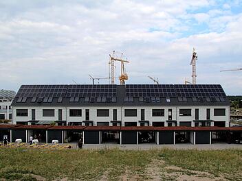 Die acht Reihenhäuser verbindet nicht nur eine Garagenzeile, sondern auch eine gemeinsame Energiezentrale. Foto: Richard Sänger