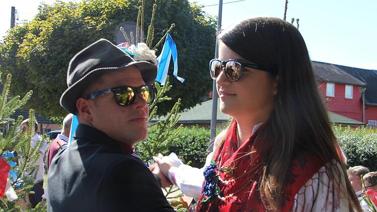 Umzug und Plantanz: Brauchtum wird in Kehlbach groß geschrieben. Wir zeigen Impressionen von der Trachtenkirchweih 2018. Foto: Veronika Schadeck