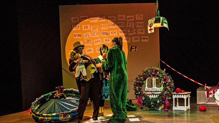 Turbulentes Bühnenvergnügen: "Selfies einer Utopie" mit Eva Marianne Berger, Alexandra Weis und Thomas Kaschel in der Coburger Reithalle.Foto: Jochen Berger