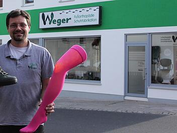 Orthopädieschuhmachermeister Stephan Weger freut sich über die gelungene Umgestaltung seines Geschäftshauses in Burkardroth.   Foto: Jessica Rohrbach