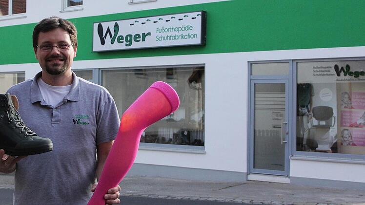 Orthopädieschuhmachermeister Stephan Weger freut sich über die gelungene Umgestaltung seines Geschäftshauses in Burkardroth.   Foto: Jessica Rohrbach