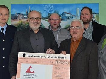 Sie freuen sich über die neue Rekordspendensumme: (von links) Nico Rogge (Öffentlichkeitsarbeit Bundespolizei Oerlenbach), Bürgermeister Franz Kuhn, Reinhold Lutz (1. Vorsitzender Förderverein), Winfried Schulz (2. Vorsitzender Förderverein), Thorsten Duda ( TSV Oerlenbach) und Annemarie Lutz (Förderverein).  Foto: B. Kating/Bundespolizei