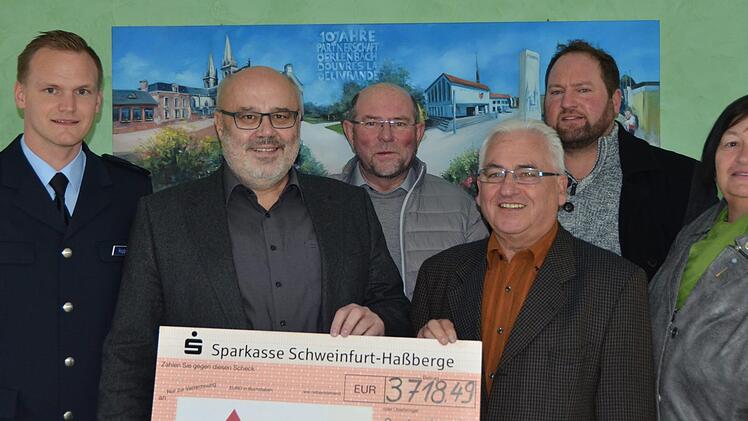 Sie freuen sich über die neue Rekordspendensumme: (von links) Nico Rogge (Öffentlichkeitsarbeit Bundespolizei Oerlenbach), Bürgermeister Franz Kuhn, Reinhold Lutz (1. Vorsitzender Förderverein), Winfried Schulz (2. Vorsitzender Förderverein), Thorsten Duda ( TSV Oerlenbach) und Annemarie Lutz (Förderverein).  Foto: B. Kating/Bundespolizei