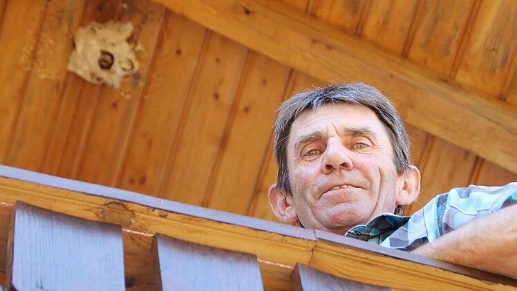 Stefan Lenk freut sich über sein Hornissennest unterm Giebel über der Terrasse. Fotos: Andreas Dorsch