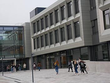 Am Montagfrüh startete der Unterricht im neuen Schulgebäude des Münnerstädter Berufsbildungszentrums. Der Umzug vom Karlsberg hinunter in die Laueraue hat reibungslos geklappt. Foto: Heike Beudert