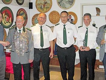 Stellvertretender Bürgermeister Christian Fenn (von links) gratulierte den erfolgreichen Schießsportlern zu ihren Siegen: Schützenkönig Detlef Eigen, 1. Ritter und Schützenmeister Heinz Frötschner, 2. Ritter Klaus Krümpel und die Gewinner der Wanderpokale, Helmut Jurrat und Reiner Reuß.