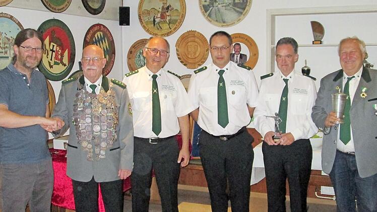 Stellvertretender Bürgermeister Christian Fenn (von links) gratulierte den erfolgreichen Schießsportlern zu ihren Siegen: Schützenkönig Detlef Eigen, 1. Ritter und Schützenmeister Heinz Frötschner, 2. Ritter Klaus Krümpel und die Gewinner der Wanderpokale, Helmut Jurrat und Reiner Reuß.