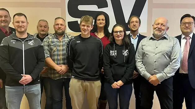 Ehrungen gab es beim SV Motschenbach. Im Bild (von links) BLSV-Kreisvorsitzende Matthias Foerster, die Geehrten Thomas Guist, Wolfgang Haupt, Daniel Karg, Daniel Frank, Kassiererin Steffi Schmiegel, Bianca Witzgall, 2. Vorsitzender Christian Steng...