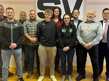 Ehrungen gab es beim SV Motschenbach. Im Bild (von links) BLSV-Kreisvorsitzende Matthias Foerster, die Geehrten Thomas Guist, Wolfgang Haupt, Daniel Karg, Daniel Frank, Kassiererin Steffi Schmiegel, Bianca Witzgall, 2. Vorsitzender Christian Steng...