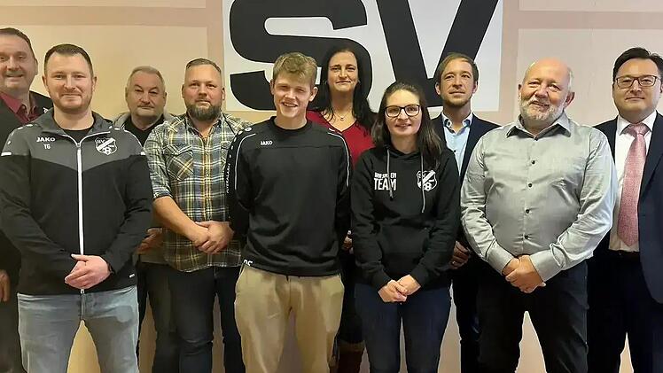 Ehrungen gab es beim SV Motschenbach. Im Bild (von links) BLSV-Kreisvorsitzende Matthias Foerster, die Geehrten Thomas Guist, Wolfgang Haupt, Daniel Karg, Daniel Frank, Kassiererin Steffi Schmiegel, Bianca Witzgall, 2. Vorsitzender Christian Steng...