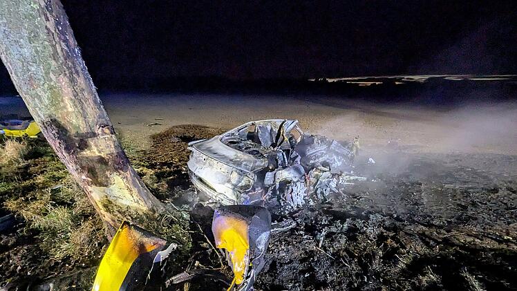 Auto fährt in NRW gegen Baum - Drei Tote