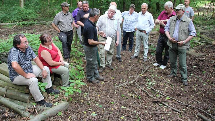 Bei der letzten Station im Heubacher Wald gönnten sich Toni Welsch und Brunhilde Giegold nach vier Stunden schon einmal eine Sitzpause.